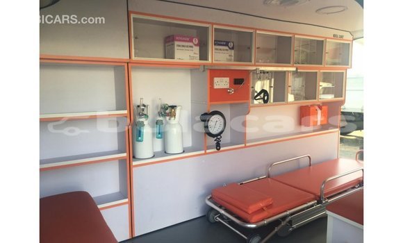 Acheter Import Voiture Toyota Hiace Blanc à Import - Dubai, Central Acheter Import Voiture Toyota Hiace Blanc à Import - Dubai, Central