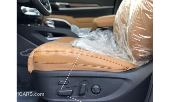 Acheter Import Voiture Kia Carens Blanc à Import - Dubai, Central Acheter Import Voiture Kia Carens Blanc à Import - Dubai, Central