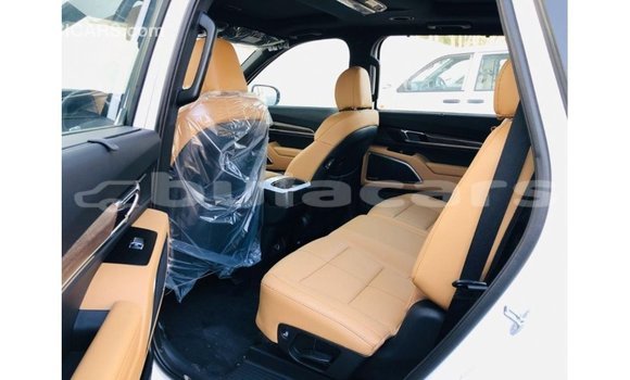 Acheter Import Voiture Kia Carens Blanc à Import - Dubai, Central Acheter Import Voiture Kia Carens Blanc à Import - Dubai, Central