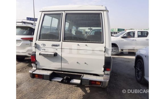Buy Import Toyota Land Cruiser White Car in Import - Dubai in Central Buy Import Toyota Land Cruiser White Car in Import - Dubai in Central