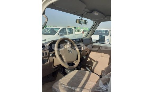 Buy Import Toyota Land Cruiser White Car in Import - Dubai in Central Buy Import Toyota Land Cruiser White Car in Import - Dubai in Central