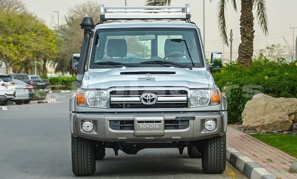 Acheter Import Voiture Toyota Land Cruiser Gris à Import - Dubai, Central Acheter Import Voiture Toyota Land Cruiser Gris à Import - Dubai, Central