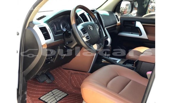 Buy Import Toyota Land Cruiser White Car in Import - Dubai in Central Buy Import Toyota Land Cruiser White Car in Import - Dubai in Central
