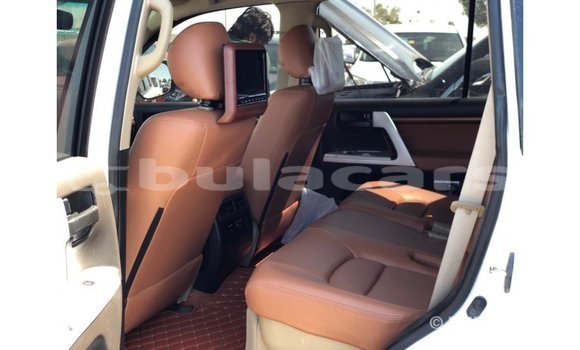 Buy Import Toyota Land Cruiser White Car in Import - Dubai in Central Buy Import Toyota Land Cruiser White Car in Import - Dubai in Central