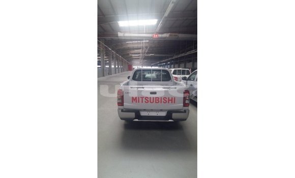 Buy Import Mitsubishi L200 White Car in Import - Dubai in Central Buy Import Mitsubishi L200 White Car in Import - Dubai in Central