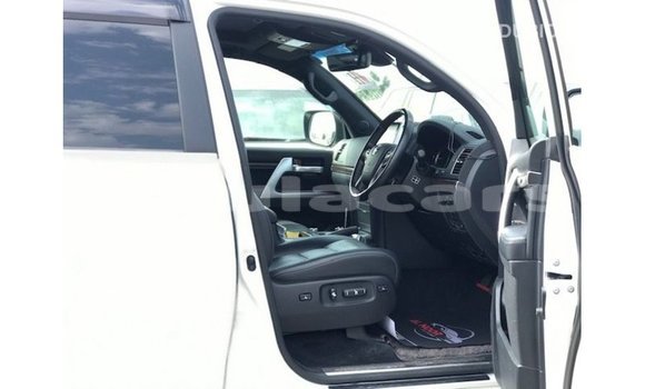 Buy Import Toyota Land Cruiser White Car in Import - Dubai in Central Buy Import Toyota Land Cruiser White Car in Import - Dubai in Central