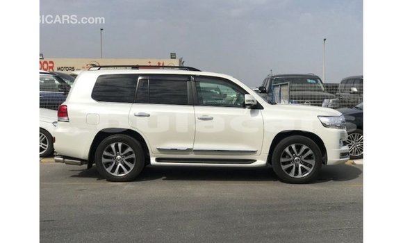 Buy Import Toyota Land Cruiser White Car in Import - Dubai in Central Buy Import Toyota Land Cruiser White Car in Import - Dubai in Central