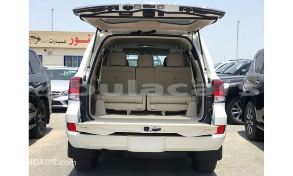 Buy Import Toyota Land Cruiser White Car in Import - Dubai in Central Buy Import Toyota Land Cruiser White Car in Import - Dubai in Central