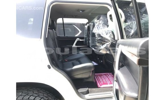 Buy Import Toyota Land Cruiser White Car in Import - Dubai in Central Buy Import Toyota Land Cruiser White Car in Import - Dubai in Central