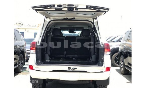 Buy Import Toyota Land Cruiser White Car in Import - Dubai in Central Buy Import Toyota Land Cruiser White Car in Import - Dubai in Central