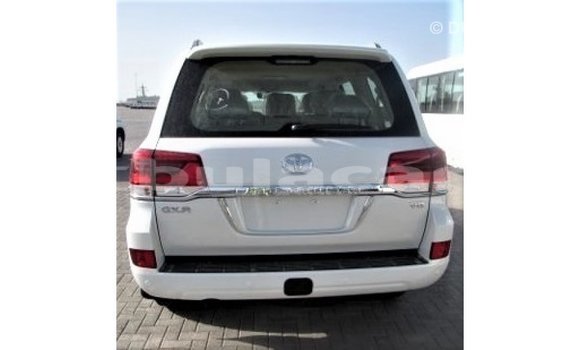 Acheter Import Voiture Toyota Land Cruiser Blanc à Import - Dubai, Central Acheter Import Voiture Toyota Land Cruiser Blanc à Import - Dubai, Central
