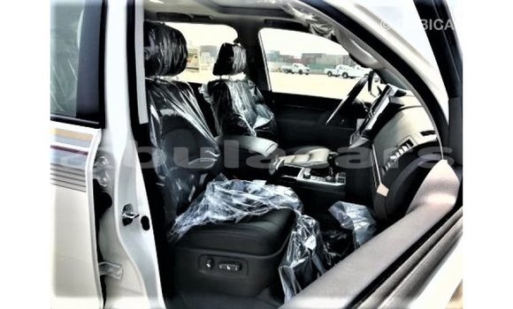 Acheter Import Voiture Toyota Land Cruiser Blanc à Import - Dubai, Central Acheter Import Voiture Toyota Land Cruiser Blanc à Import - Dubai, Central