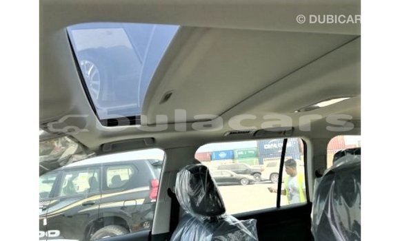 Acheter Import Voiture Toyota Land Cruiser Blanc à Import - Dubai, Central Acheter Import Voiture Toyota Land Cruiser Blanc à Import - Dubai, Central