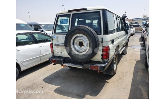 Acheter Import Voiture Toyota Land Cruiser Blanc à Import - Dubai, Central Acheter Import Voiture Toyota Land Cruiser Blanc à Import - Dubai, Central
