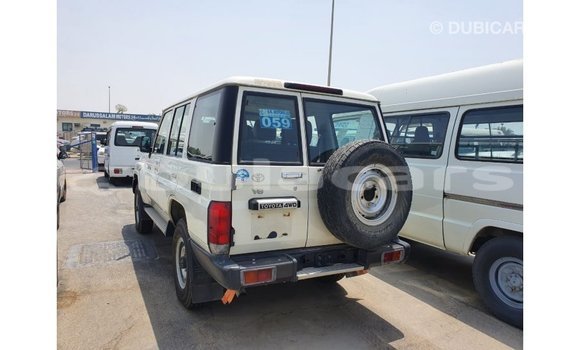 Acheter Import Voiture Toyota Land Cruiser Blanc à Import - Dubai, Central Acheter Import Voiture Toyota Land Cruiser Blanc à Import - Dubai, Central