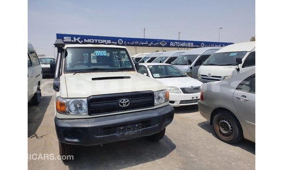 Acheter Import Voiture Toyota Land Cruiser Blanc à Import - Dubai, Central Acheter Import Voiture Toyota Land Cruiser Blanc à Import - Dubai, Central