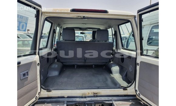 Acheter Import Voiture Toyota Land Cruiser Blanc à Import - Dubai, Central Acheter Import Voiture Toyota Land Cruiser Blanc à Import - Dubai, Central