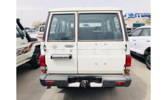 Buy Import Toyota Land Cruiser White Car in Import - Dubai in Central Buy Import Toyota Land Cruiser White Car in Import - Dubai in Central