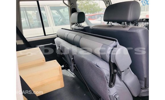 Buy Import Toyota Land Cruiser White Car in Import - Dubai in Central Buy Import Toyota Land Cruiser White Car in Import - Dubai in Central