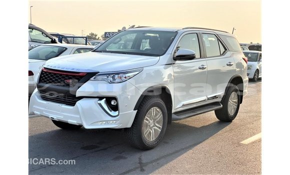 Acheter Import Voiture Toyota Fortuner Blanc à Import - Dubai, Central Acheter Import Voiture Toyota Fortuner Blanc à Import - Dubai, Central