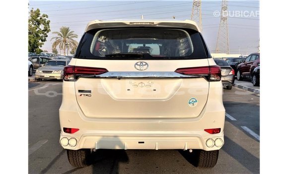 Acheter Import Voiture Toyota Fortuner Blanc à Import - Dubai, Central Acheter Import Voiture Toyota Fortuner Blanc à Import - Dubai, Central