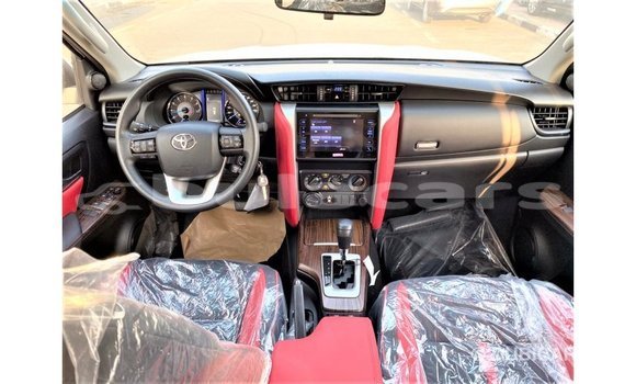 Acheter Import Voiture Toyota Fortuner Blanc à Import - Dubai, Central Acheter Import Voiture Toyota Fortuner Blanc à Import - Dubai, Central