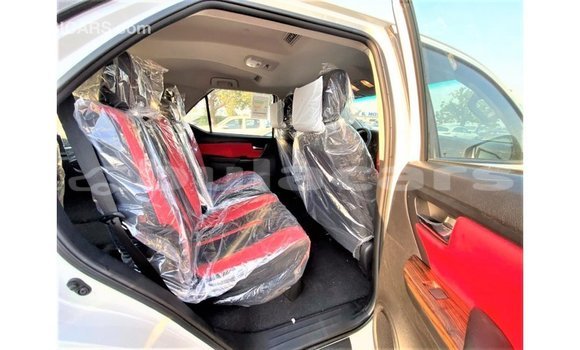 Acheter Import Voiture Toyota Fortuner Blanc à Import - Dubai, Central Acheter Import Voiture Toyota Fortuner Blanc à Import - Dubai, Central