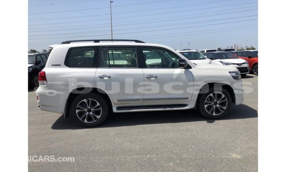 Acheter Import Voiture Toyota Land Cruiser Blanc à Import - Dubai, Central Acheter Import Voiture Toyota Land Cruiser Blanc à Import - Dubai, Central