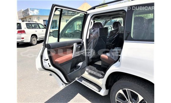 Acheter Import Voiture Toyota Land Cruiser Blanc à Import - Dubai, Central Acheter Import Voiture Toyota Land Cruiser Blanc à Import - Dubai, Central