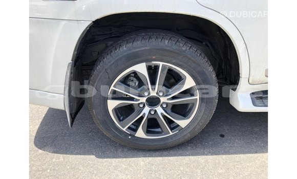 Acheter Import Voiture Toyota Land Cruiser Blanc à Import - Dubai, Central Acheter Import Voiture Toyota Land Cruiser Blanc à Import - Dubai, Central