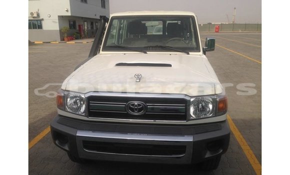 Acheter Import Voiture Toyota Land Cruiser Blanc à Import - Dubai, Central Acheter Import Voiture Toyota Land Cruiser Blanc à Import - Dubai, Central
