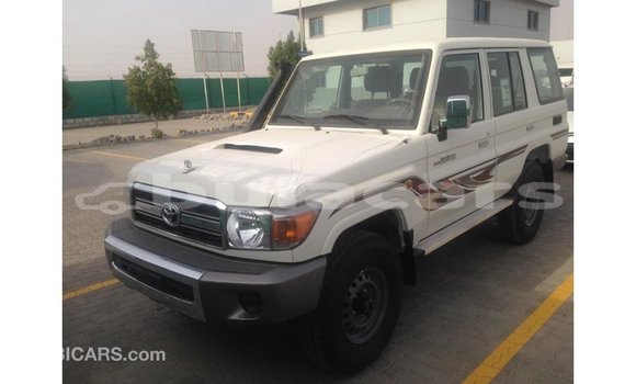 Acheter Import Voiture Toyota Land Cruiser Blanc à Import - Dubai, Central Acheter Import Voiture Toyota Land Cruiser Blanc à Import - Dubai, Central