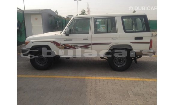 Acheter Import Voiture Toyota Land Cruiser Blanc à Import - Dubai, Central Acheter Import Voiture Toyota Land Cruiser Blanc à Import - Dubai, Central