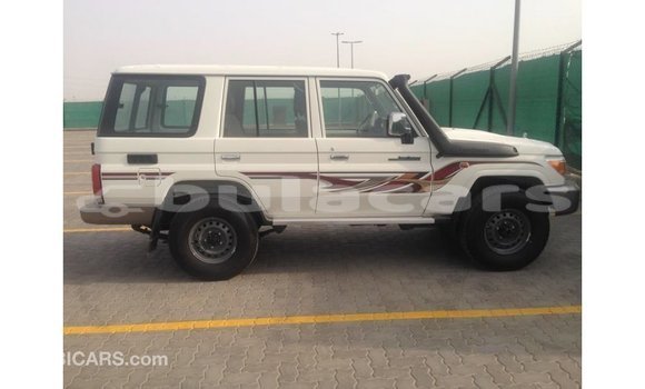 Acheter Import Voiture Toyota Land Cruiser Blanc à Import - Dubai, Central Acheter Import Voiture Toyota Land Cruiser Blanc à Import - Dubai, Central