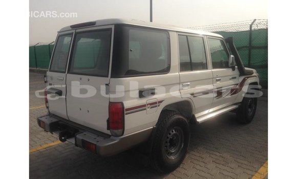 Acheter Import Voiture Toyota Land Cruiser Blanc à Import - Dubai, Central Acheter Import Voiture Toyota Land Cruiser Blanc à Import - Dubai, Central