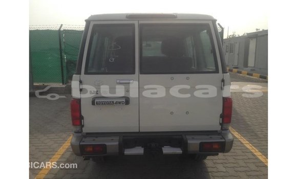 Acheter Import Voiture Toyota Land Cruiser Blanc à Import - Dubai, Central Acheter Import Voiture Toyota Land Cruiser Blanc à Import - Dubai, Central
