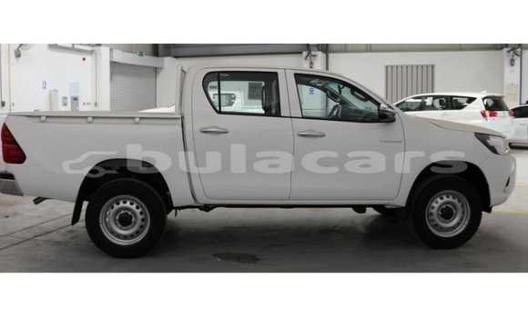 Acheter Import Voiture Toyota Hilux Blanc à Import - Dubai, Central Acheter Import Voiture Toyota Hilux Blanc à Import - Dubai, Central