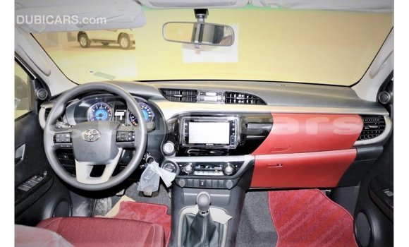Acheter Import Voiture Toyota Hilux Blanc à Import - Dubai, Central Acheter Import Voiture Toyota Hilux Blanc à Import - Dubai, Central