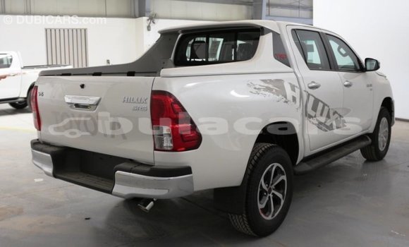 Acheter Import Voiture Toyota Hilux Blanc à Import - Dubai, Central Acheter Import Voiture Toyota Hilux Blanc à Import - Dubai, Central