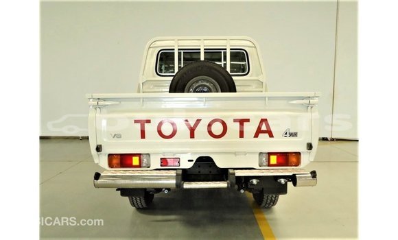 Acheter Import Voiture Toyota Land Cruiser Blanc à Import - Dubai, Central Acheter Import Voiture Toyota Land Cruiser Blanc à Import - Dubai, Central