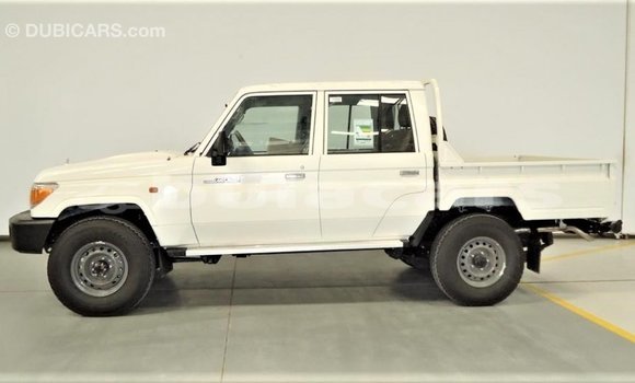 Acheter Import Voiture Toyota Land Cruiser Blanc à Import - Dubai, Central Acheter Import Voiture Toyota Land Cruiser Blanc à Import - Dubai, Central