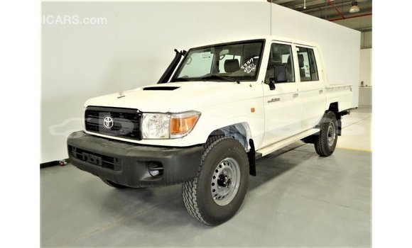 Acheter Import Voiture Toyota Land Cruiser Blanc à Import - Dubai, Central Acheter Import Voiture Toyota Land Cruiser Blanc à Import - Dubai, Central