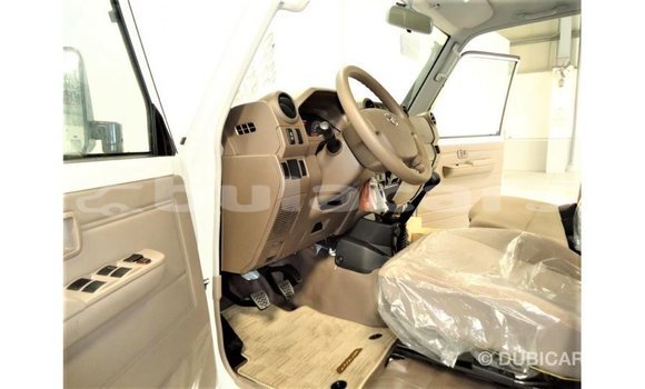 Acheter Import Voiture Toyota Land Cruiser Blanc à Import - Dubai, Central Acheter Import Voiture Toyota Land Cruiser Blanc à Import - Dubai, Central