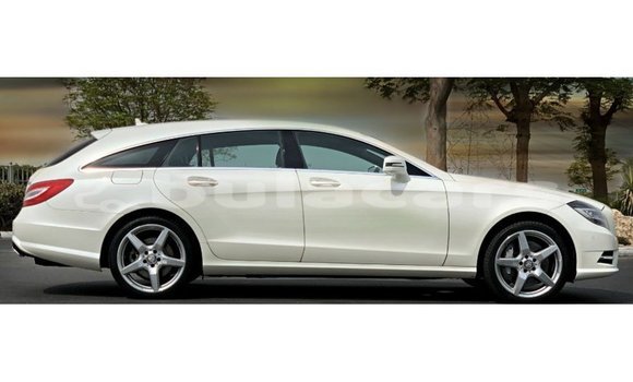 Buy Import Mercedes-Benz 190 White Car in Import - Dubai in Central Buy Import Mercedes-Benz 190 White Car in Import - Dubai in Central