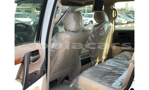 Buy Import Toyota Land Cruiser White Car in Import - Dubai in Central Buy Import Toyota Land Cruiser White Car in Import - Dubai in Central