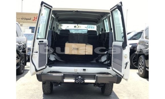Buy Import Toyota Land Cruiser White Car in Import - Dubai in Central Buy Import Toyota Land Cruiser White Car in Import - Dubai in Central