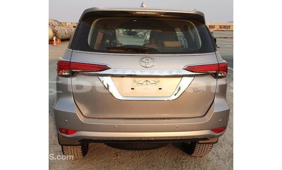 Acheter Import Voiture Toyota Fortuner Gris à Import - Dubai, Central Acheter Import Voiture Toyota Fortuner Gris à Import - Dubai, Central