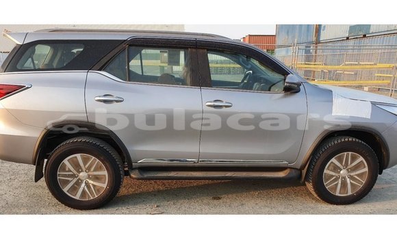Acheter Import Voiture Toyota Fortuner Gris à Import - Dubai, Central Acheter Import Voiture Toyota Fortuner Gris à Import - Dubai, Central