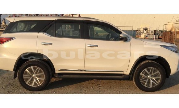 Acheter Import Voiture Toyota Fortuner Gris à Import - Dubai, Central Acheter Import Voiture Toyota Fortuner Gris à Import - Dubai, Central