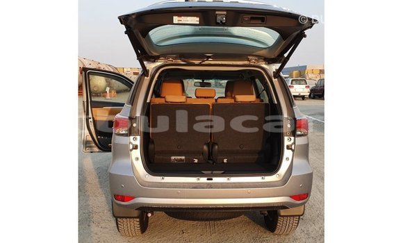 Acheter Import Voiture Toyota Fortuner Gris à Import - Dubai, Central Acheter Import Voiture Toyota Fortuner Gris à Import - Dubai, Central